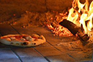 Pizza artesanal en mesa de madera en Patio La Dominga
