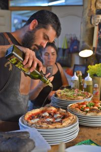 Ingredientes frescos para pizza como tomates y albahaca