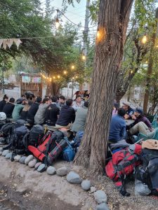 Grupo de amigos deportistas disfrutando pizzas con descuento en el patio de Patio La Dominga.