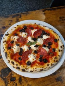 Borde de pizza artesanal crujiente con burbujas de aire