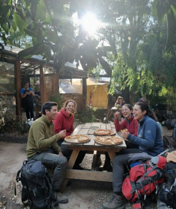 Grupo de aventureros disfrutando de pizzas con descuento en Patio La Dominga.
