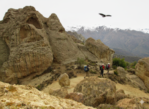 Grupo de personas en una ruta de trekking en El Manzano.