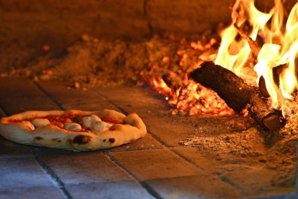 Pizza artesanal en mesa de madera en Patio La Dominga